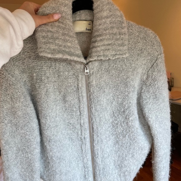 Aritzia Wilfred Free Marilyn Sweater - Picture 2 of 4